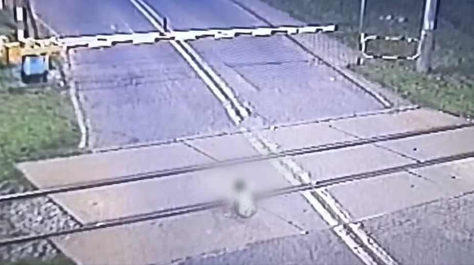 VIDEO: Dráma na priecestí v Poľsku. Chlapec sa hral na trati, keď prichádzal vlak