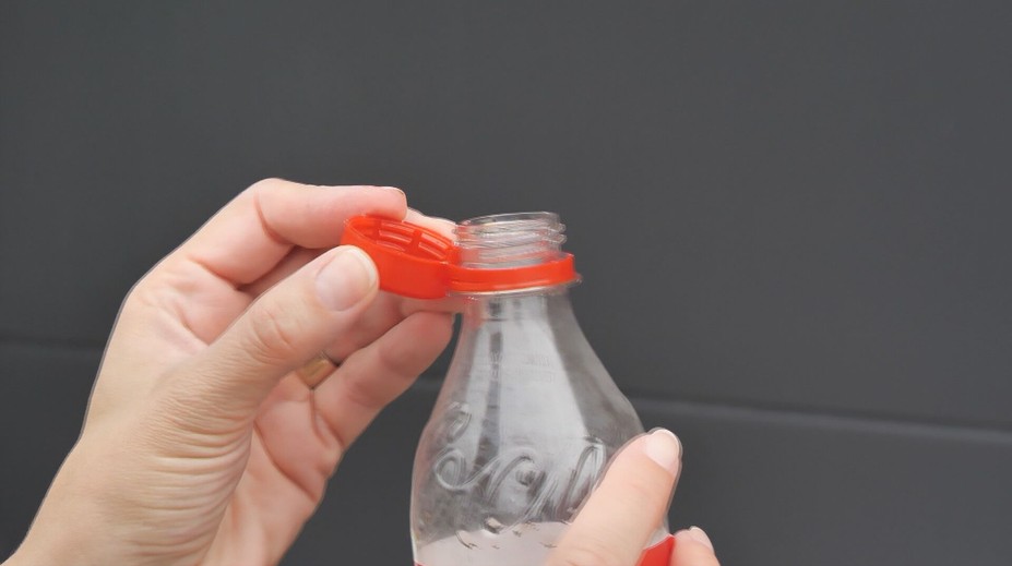 Všetky nápoje už musia mať pripevnený vrchnák k fľaši. Ak vám to pri pití prekáža, poznáme jednoduchý trik