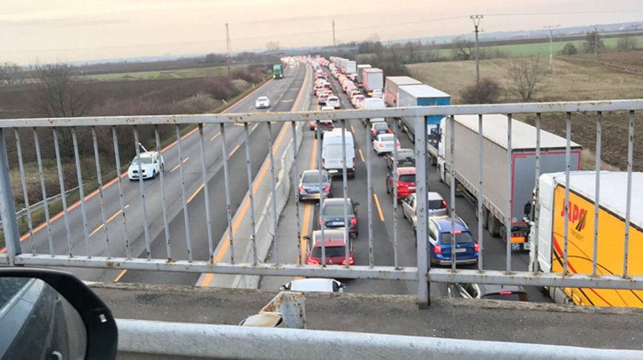 Už otvorili diaľnicu na Bratislavu. Ráno za Blatným havaroval kamión