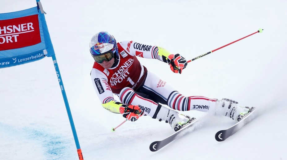 Pinturault získal veľký glóbus i malú trofej za obrák, Adam Žampa nebodoval