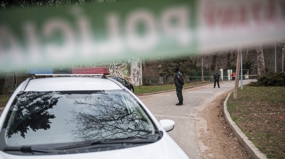 Výbuch pri hoteli na Liptove. Maskovaní páchatelia odpálili bankomat