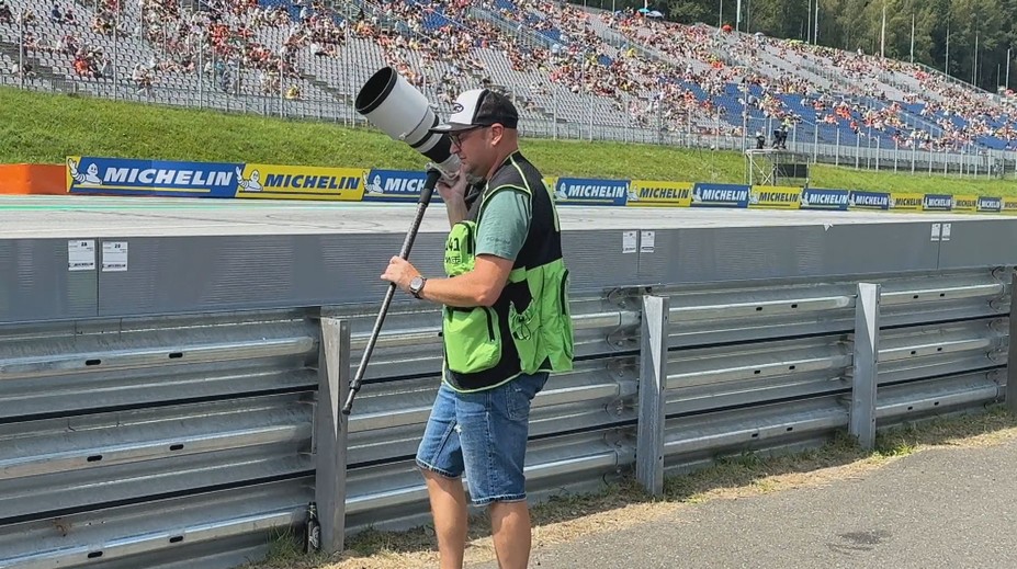 VIDEO: Najskôr mu bolo do plaču, no všetko sa sám naučil. Slovensko má nenápadného zástupcu priamo v kolorite Moto GP
