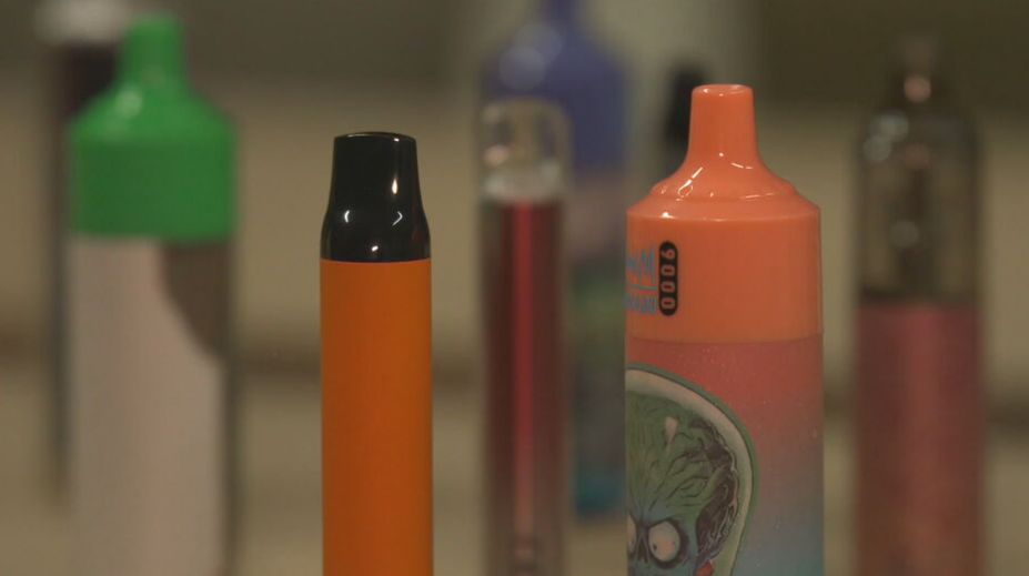 Nový výskum šokoval lekárov. Tínedžeri sa budia, aby vapovali aj uprostred noci