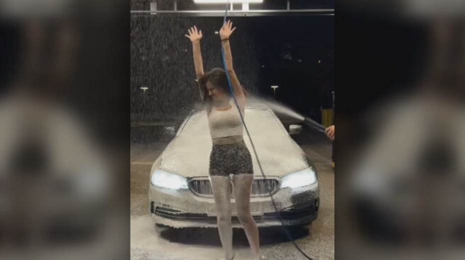 Video influencera z autoumyvárne si koleduje o Darwinovu cenu. Môže sa to skončiť popáleninami či slepotou, tvrdí lekárka