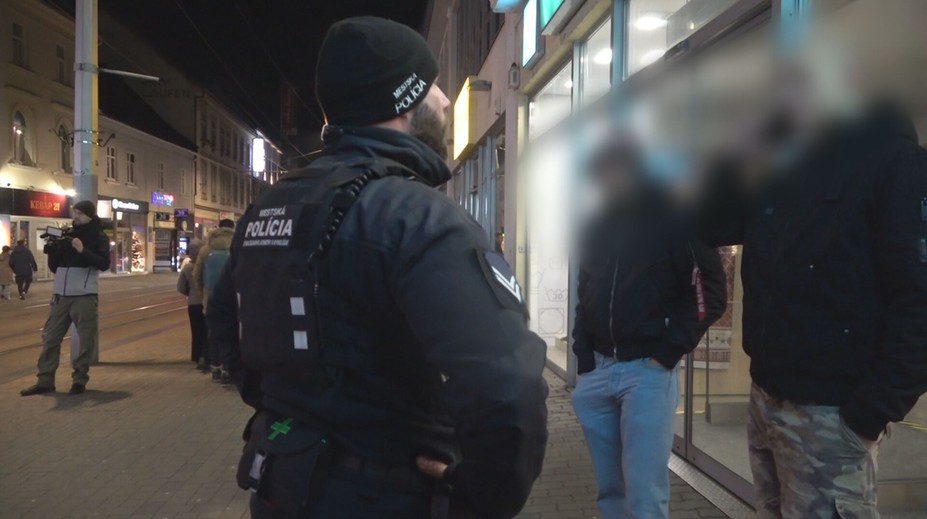 Krádeže, výtržnosti a nadránom sanitky. Strávili sme noc v centre mesta s policajnou hliadkou