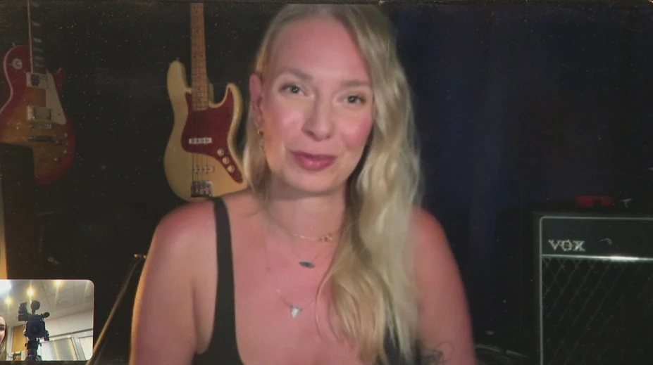 Slovenka stála za bizarnou kampaňou s Ozzym Osbourneom. Naháňal v nej frontmana Red Hot Chili Peppers