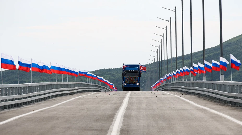 FOTO+VIDEO: Ďalší krok k zbližovaniu Ruska a KĽDR. Otvorili prvý cestný most medzi krajinami