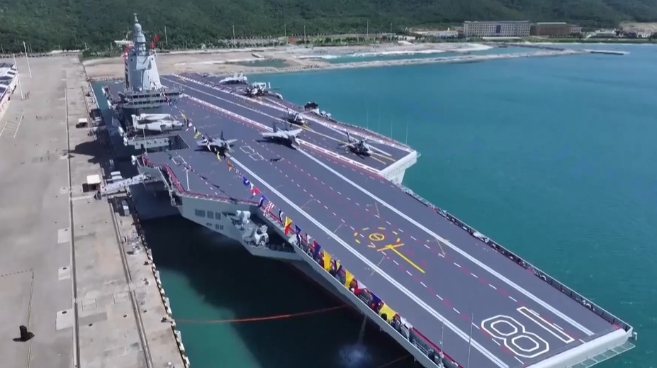 FOTO+VIDEO: Čína zaradila do služby svoju najmodernejšiu lietadlovú loď. Námorná rivalita s USA sa stupňuje
