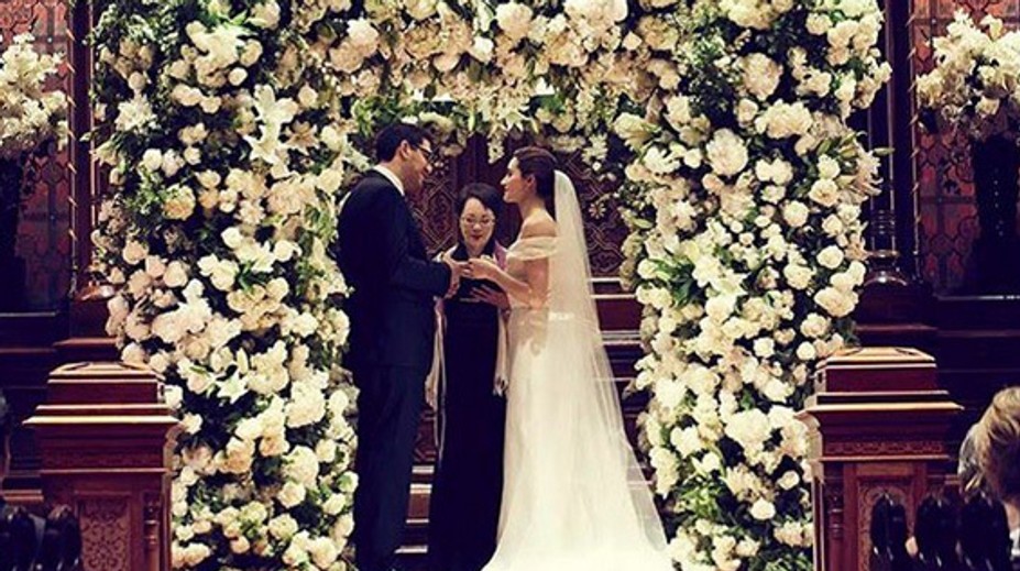 Jednoduché svadobné šaty, ale prekrásne. Hollywodska hviezda sa vydala