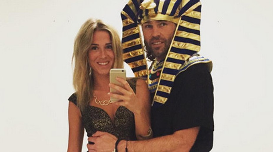 Jágr je pripravený na Halloween. Viac ale zaujala jeho krásna priateľka