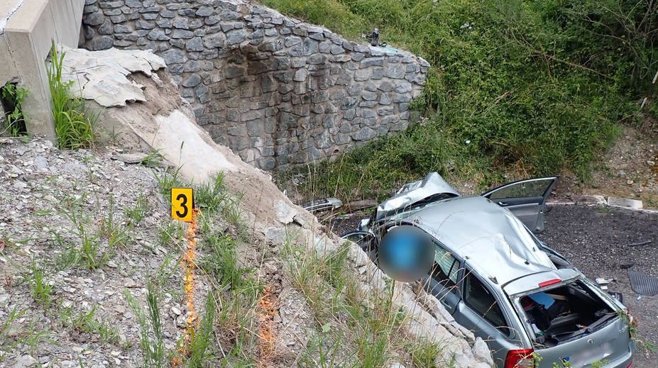 FOTO: Smrteľná nehoda pri Dolnom Kubíne. Auto vyletelo z cesty, vodič (†56) neprežil