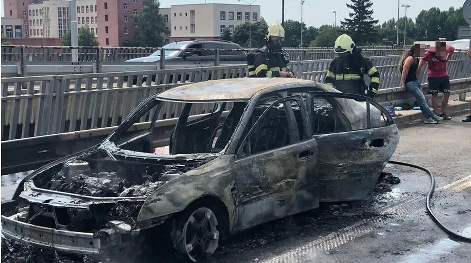 Na bratislavskom Moste Lafranconi sa samovznietilo auto. Vodič stihol vyskočiť