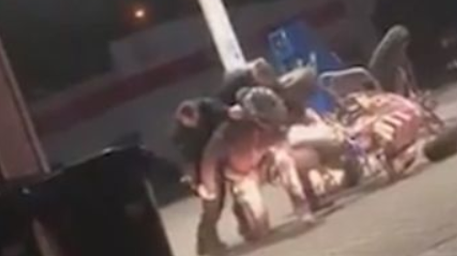 VIDEO: Dvojica českých policajtov nedokázala spacifikovať muža. Ten im ušiel na štvorkolke