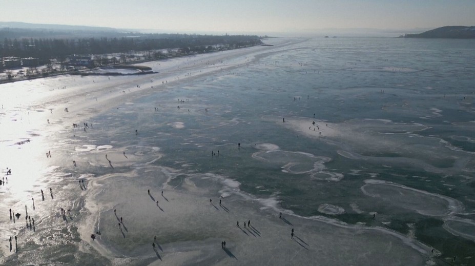 VIDEO: Z letnej destinácie je obrovské klzisko. Balaton zamrzol prvýkrát za desať rokov