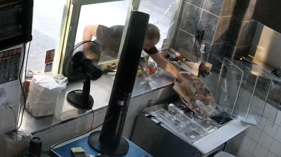 VIDEO: Muž v Prahe dopravnou značkou rozbil výklad pizzerie. Vnútri ho čakalo nepríjemné prekvapenie a odišiel hladný