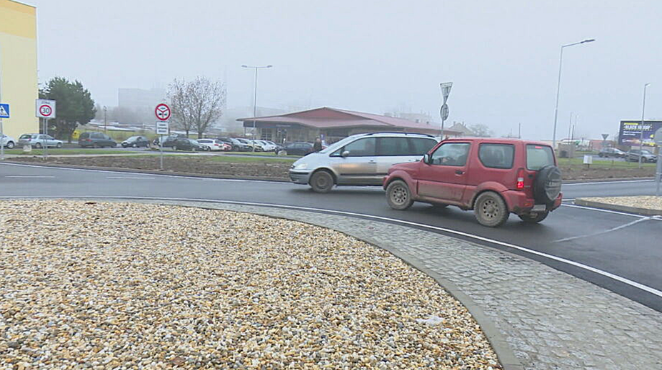 Najmenšie okresné mesto má svoj prvý kruhový objazd. Samosprávu to nič nestálo
