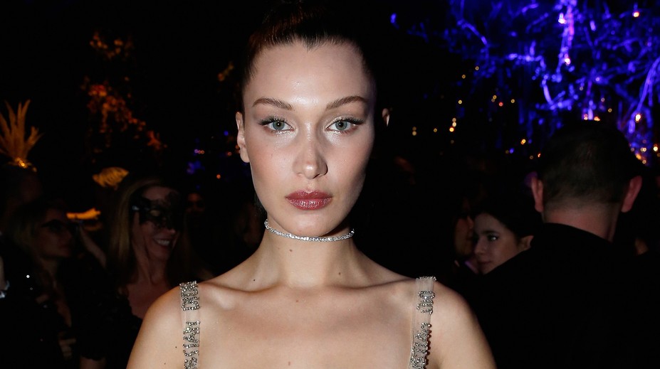 Odvážna mladučká modelka. Na bále všetkým ukázala prsia