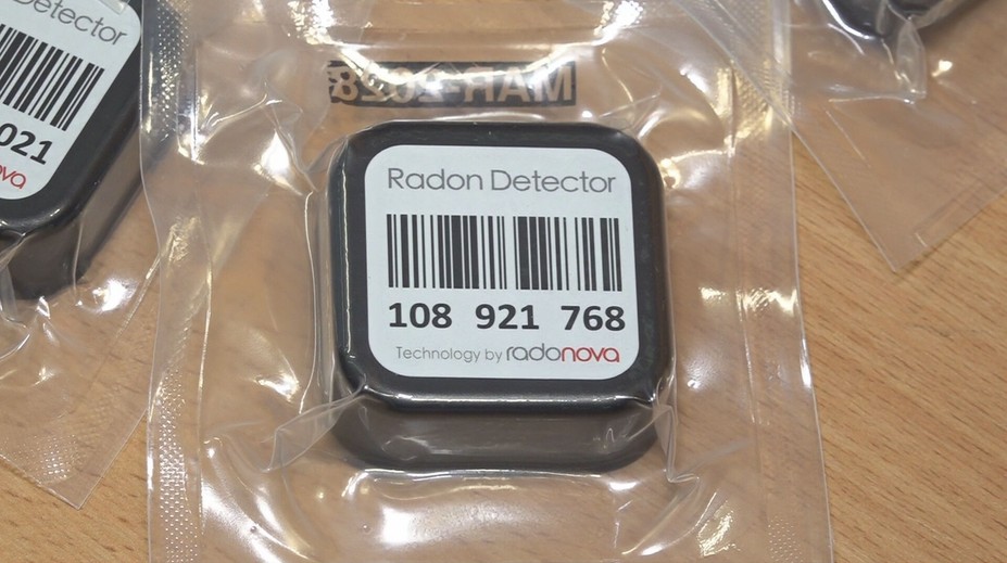 Je bez farby, zápachu a chuti, ale spôsobuje rakovinu. Plyn vzniká v pôde, odkiaľ preniká do obydlí