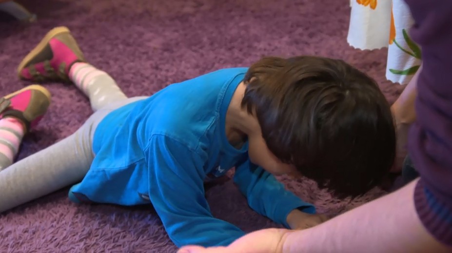 Malá Rebeka sa len plazí, podľa posudkovej lekárky dokáže sama chodiť