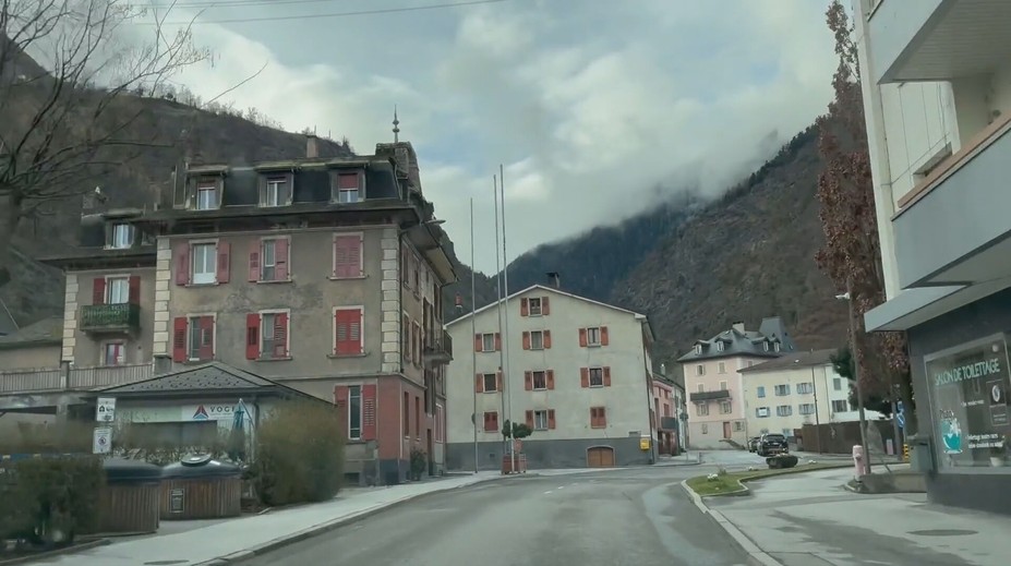 Praskajúci svah desí obec v Alpách. Obyvatelia musia byť zbalení a pripravení utiecť do 20 minút