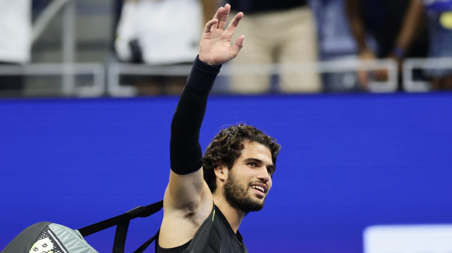 US Open: Alcaraz titul neobháji, v dlhom zápase nestačil na domáceho tenistu. Tiafoe otočil stratený duel
