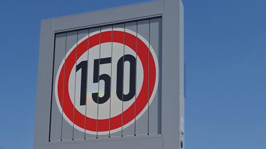 Po diaľnici rýchlosťou 150 kilometrov za hodinu. Na tomto úseku u susedov môžu vodiči dupnúť na plyn