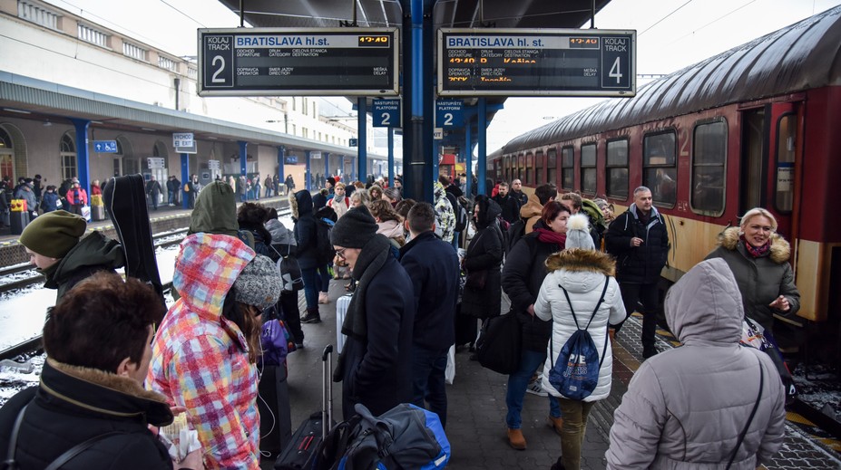 Predvianočné cestovanie Slovákov pokračuje. Mapovali sme obsadenosť vlakov či autobusov a letenky do Košíc