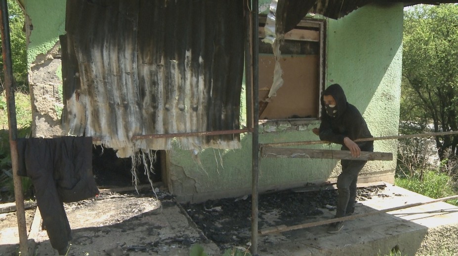 Rómskej rodine podpálili chatrč, šíria sa reči, že za tým je starosta