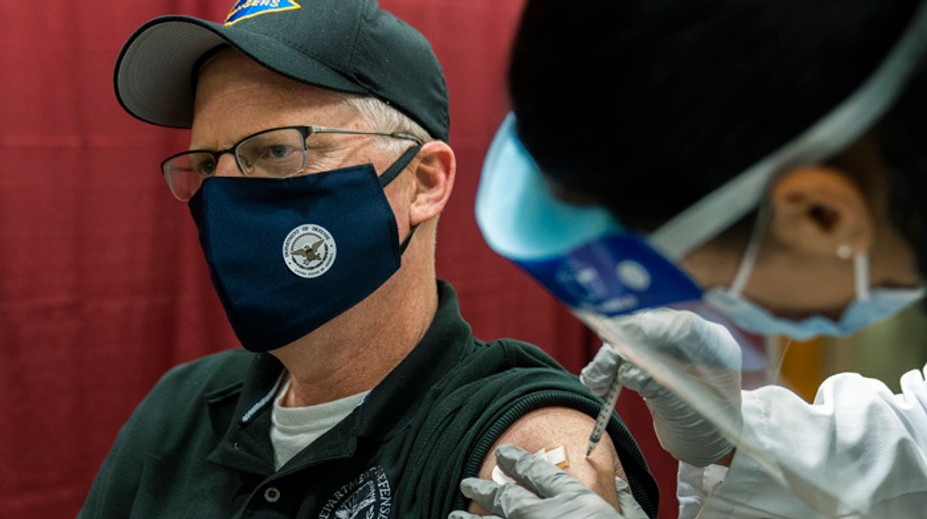 Vakcínu proti koronavírusu dostal ako jeden z prvých Američanov aj šéf Pentagónu