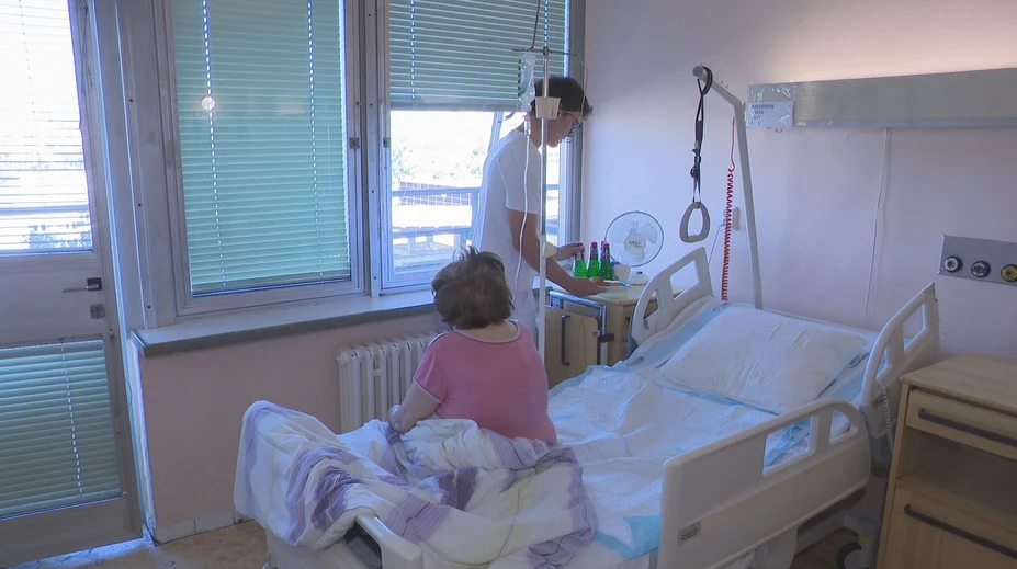Medici si neoddýchnu ani cez prázdniny. Mnohí brigádujú v nemocniciach