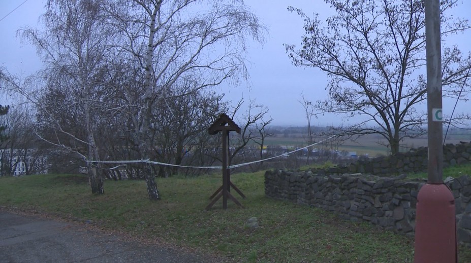 Dráma na levickej kalvárii. Mladík (16) tam mal násilne odviesť staršiu expriateľku, následne do nej strčil