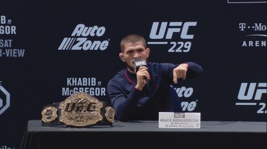 McGregor na spoločnú tlačovku s Nurmagomedovom meškal. Ten hovoril o prejave neúcty