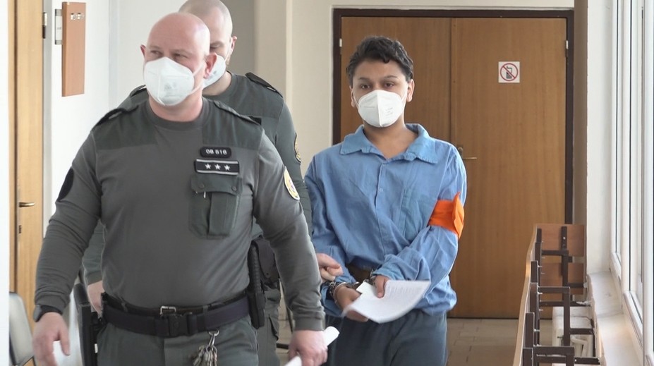 Transvestita, ktorý dobodal tínedžerku, sa možno vyhne trestu