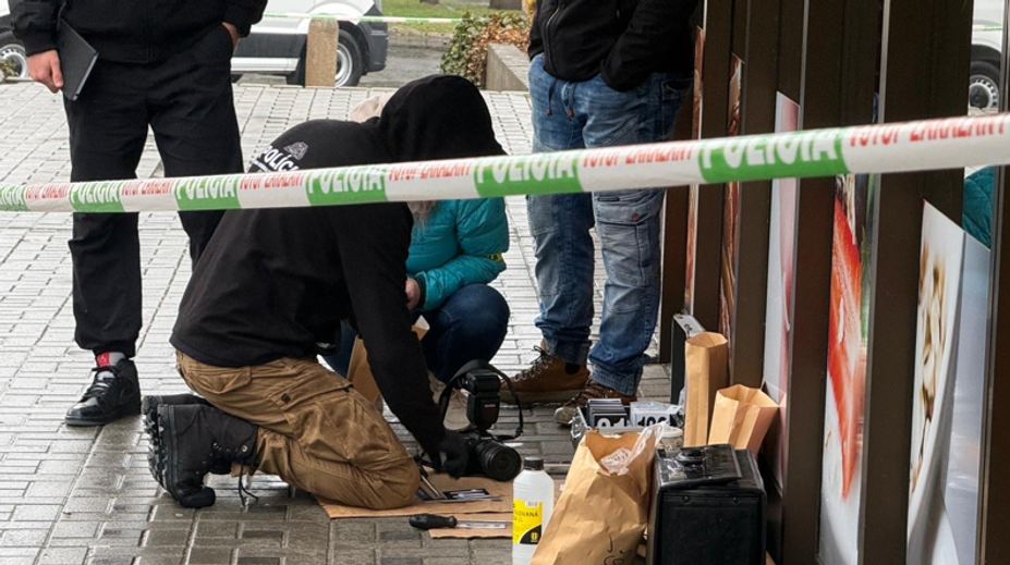 Do bankomatu v Malackách vložili výbušninu. Páchateľov vyrušili policajti, utiekli na kolobežkách