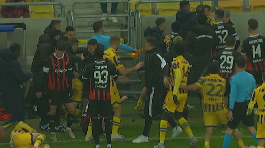 VIDEO: Hromadná bitka, červené karty a šanca za šancou. Šláger ligy poriadne zamotal špicu tabuľky
