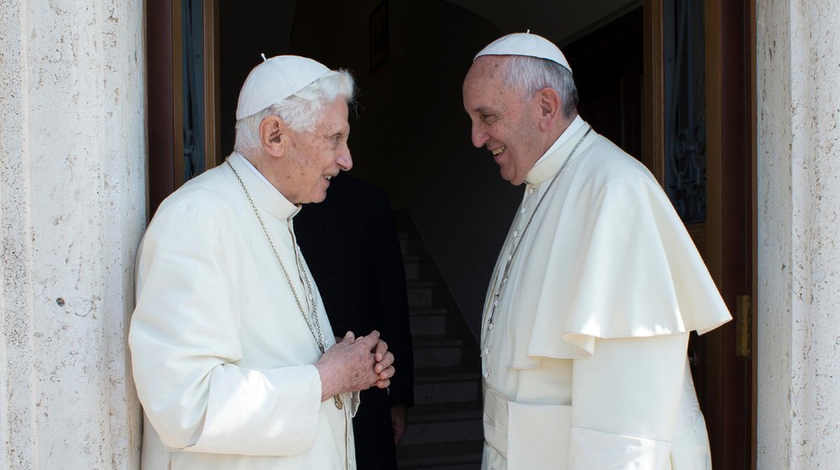 Emeritný pápež Benedikt XVI podporuje nástupcu Františka