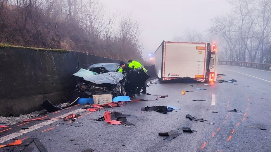 FOTO+VIDEO: Zdemolované auto a prevrátený kamión. Pri nehode na juhu Slovenska sa ťažko zranila jedna osoba