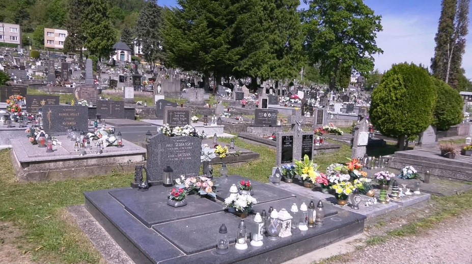 Zosnulých si môžu uctiť len obmedzene. Cintorín zakázal zapaľovanie sviečok