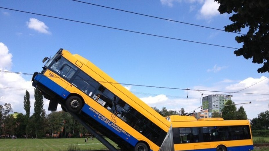 Trolejbus v Otrkoviciach narazil do stĺpa a vybehol naň