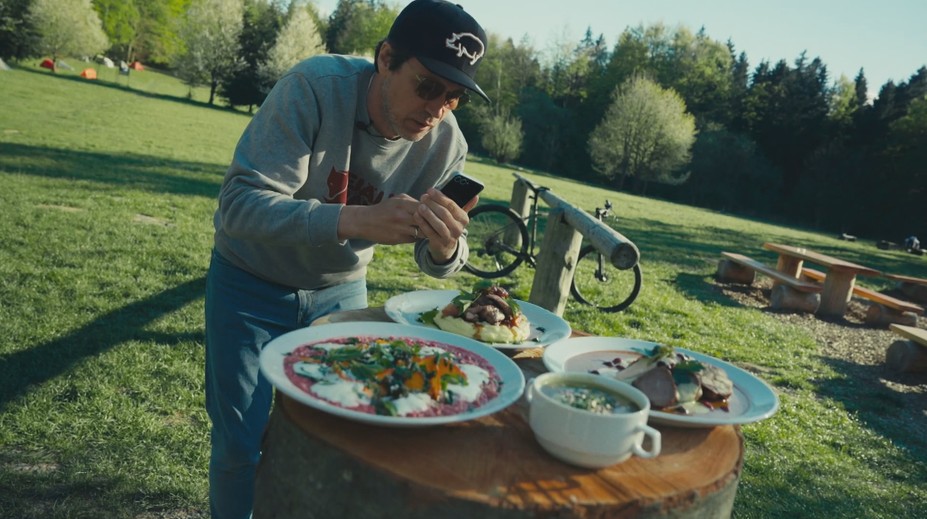 Svoj blog začínal s len pár čítaniami. Dnes jeho recenzie hýbu podnikmi