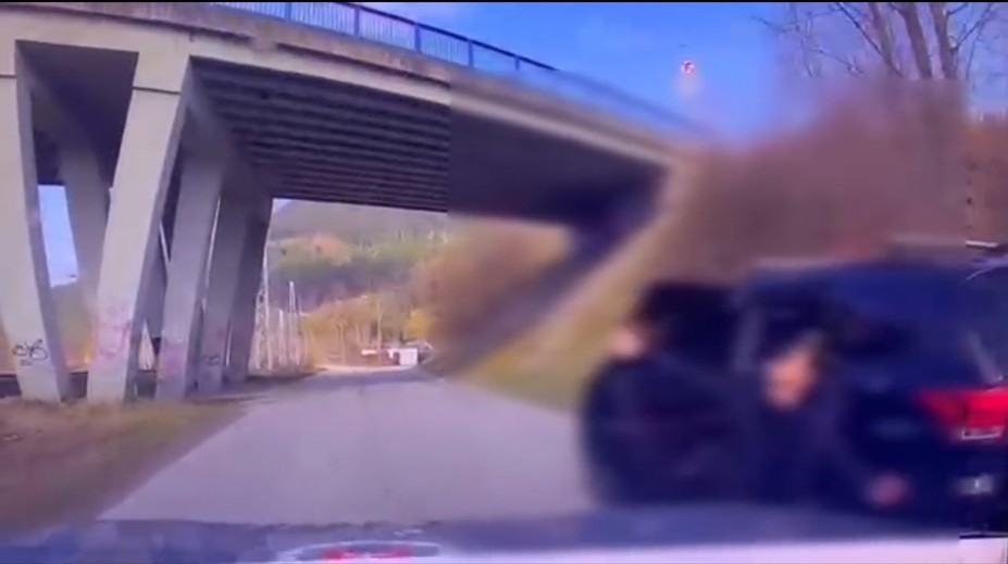VIDEO: Divoká naháňačka v Ružomberku. Muž vypadol rovno pred auto polície