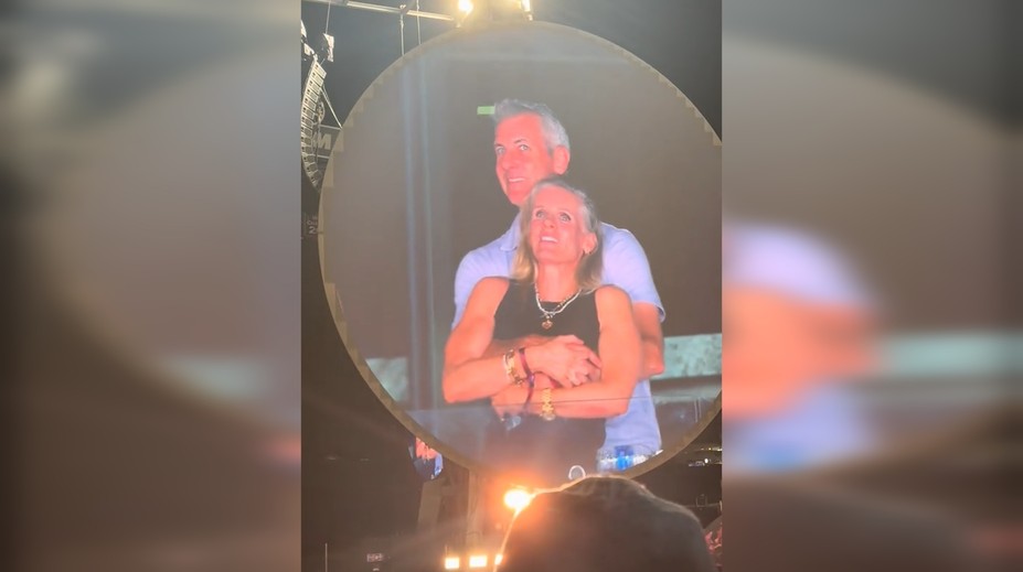 VIDEO: Tvár si zakryla, on sa skrčil. Údajná nevera prominentov na koncerte Coldplay sa stala virálnou