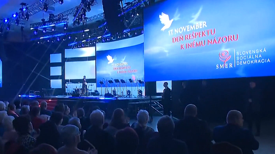 Smer si 17. november pripomenul po svojom. Takmer dvadsať autobusov priviezlo dôchodcov z celého Slovenska