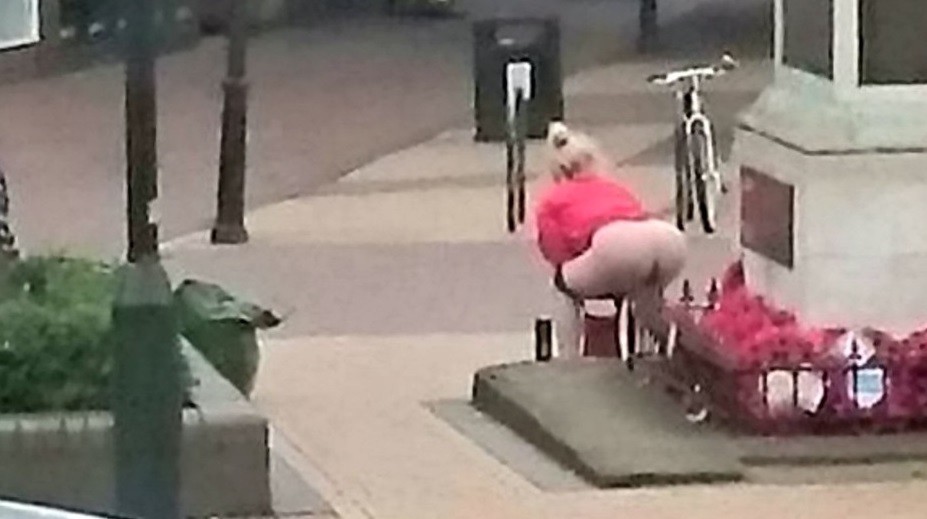 Fotka, ktorá pobúrila Britániu. Pri pamätníku si uľavila v tom najhoršom možnom čase