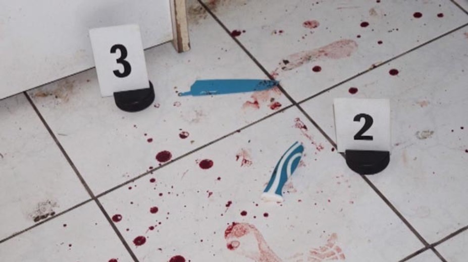 Súrodenecká láska vyzerá inak. Brat vrazil do brata nôž 14-krát