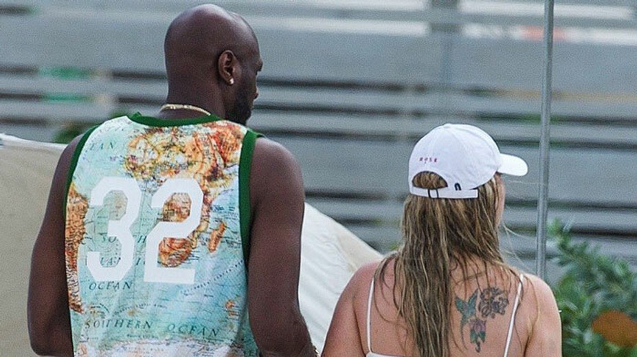 Kardashiankin bývalý si našiel jej kópiu. Zadok má ale mľandravý