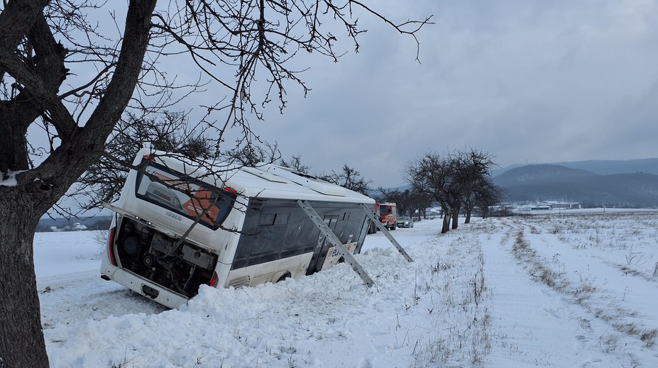 FOTO: Mimoriadna situácia pri Košiciach: V autobuse uviazli desiatky detí aj tehotná žena