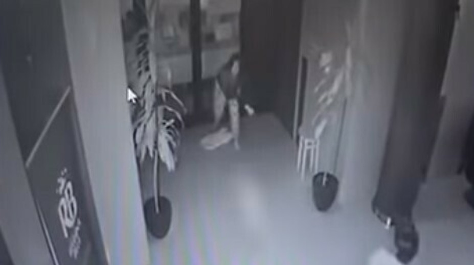 Šokujúci skrat mladej matky. Po hádke s priateľom bezcitne hodila o zem bábätko