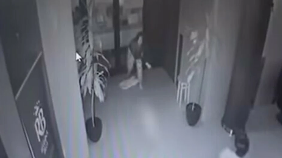 Šokujúci skrat mladej matky. Po hádke s priateľom bezcitne hodila o zem bábätko