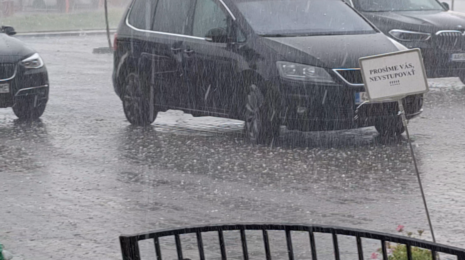 Krúpy a zaplavené cesty. Na východe Slovenska udreli búrky